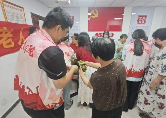 【教育學院·學院快訊】粽趣潤民心，陪伴暖鄰里｜教育學院學子端午志愿暖心行動粽葉傳情