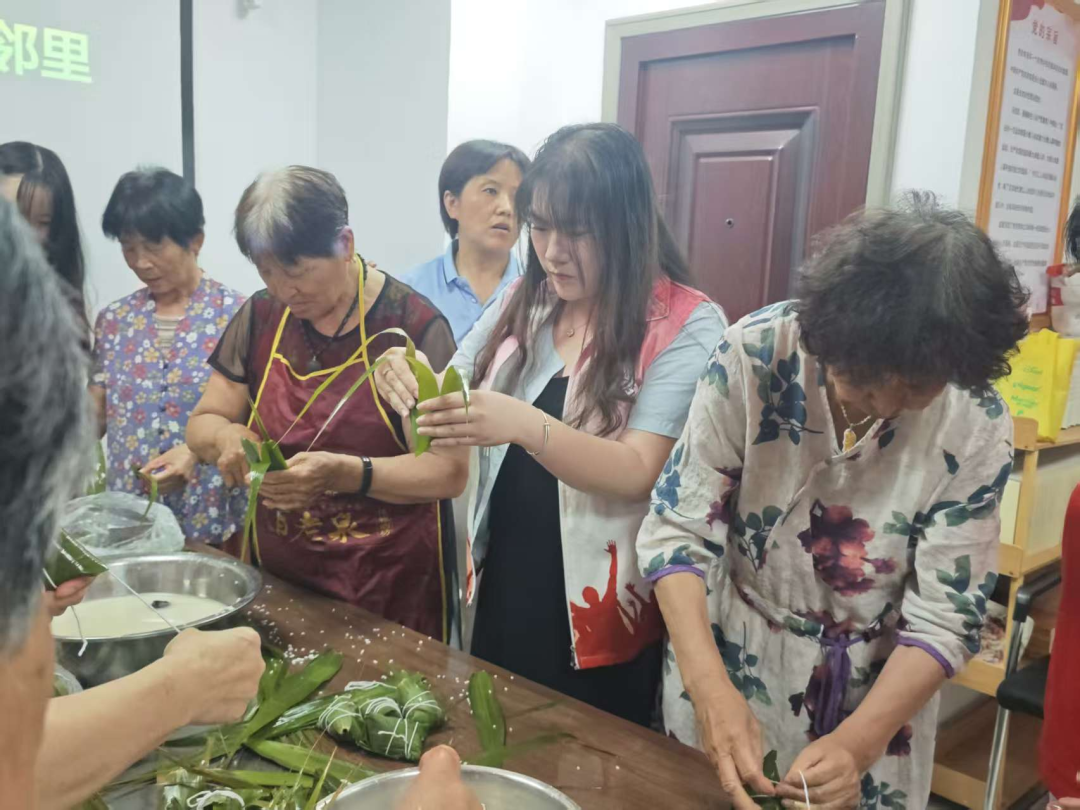 【教育學院·學院快訊】粽趣潤民心，陪伴暖鄰里｜教育學院學子端午志愿暖心行動粽葉傳情