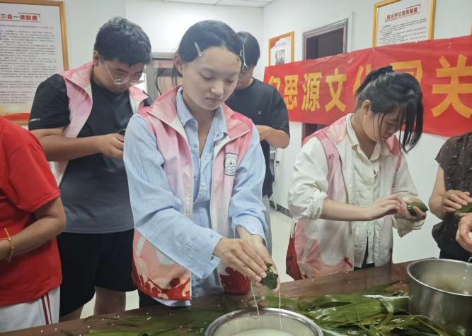 【教育學院·學院快訊】粽趣潤民心，陪伴暖鄰里｜教育學院學子端午志愿暖心行動粽葉傳情