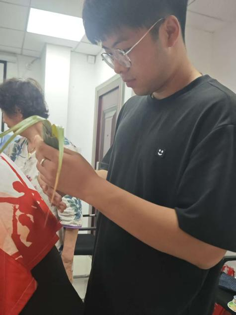 【教育學院·學院快訊】粽趣潤民心，陪伴暖鄰里｜教育學院學子端午志愿暖心行動粽葉傳情