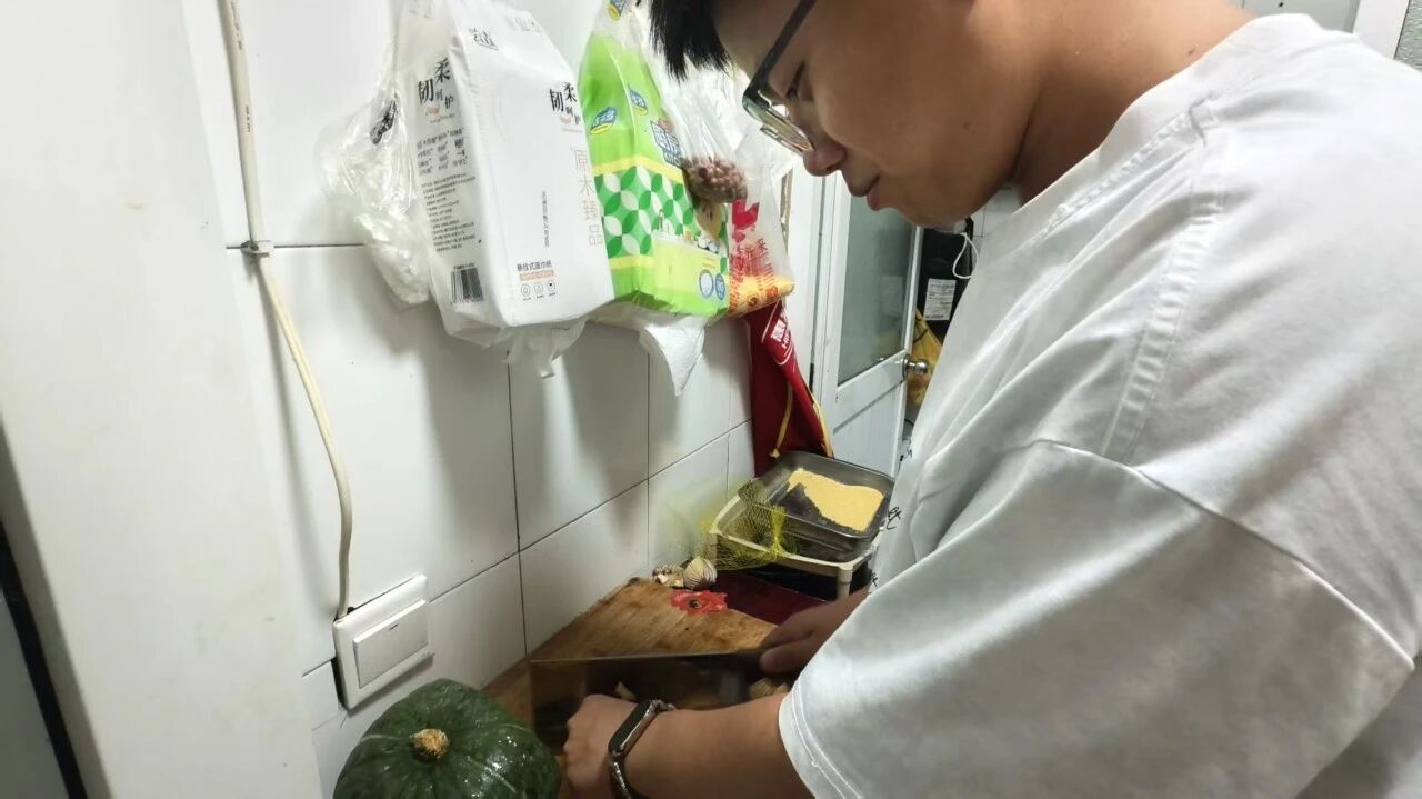 管理科學與工程學院開展暑期“勞動感恩?孝老愛親”德育實踐活動