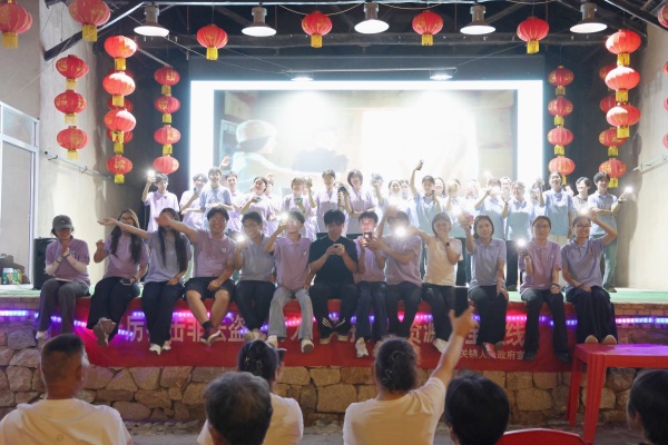 鄉(xiāng)野搭臺(tái)綻青春芳華，紅韻聲聲繪振興新卷——經(jīng)濟(jì)學(xué)院學(xué)子赴顧家臺(tái)開展三下鄉(xiāng)暑期社會(huì)實(shí)踐活動(dòng)