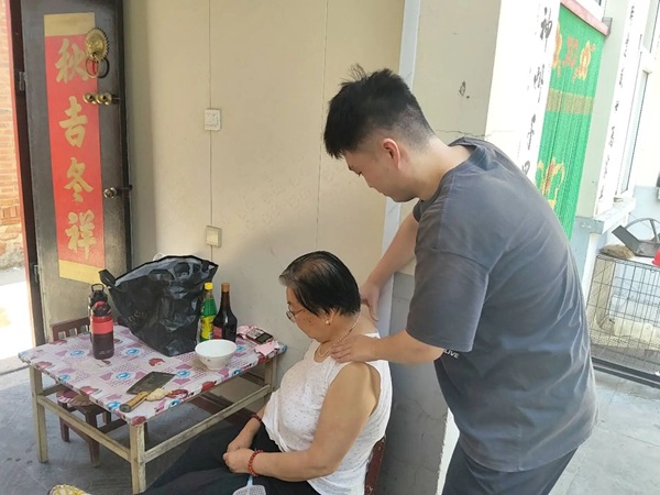 勞動感恩踐孝道 居家實踐促養成|保定理工學院管理學院開展暑期“勞動感恩?孝老愛親”德育實踐