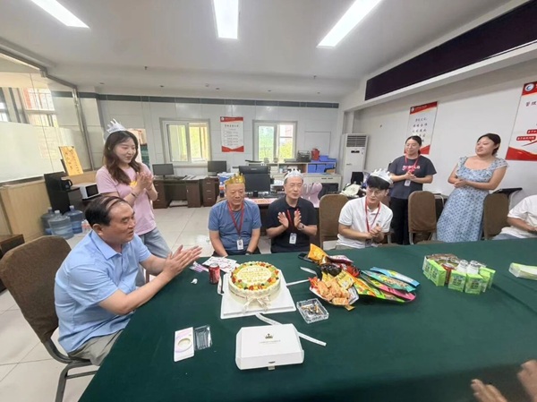 溫情暖人心 相聚共生辰 管理科學與工程學院開展七月教師生日會活動