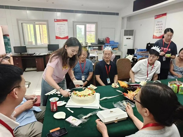 溫情暖人心 相聚共生辰 管理科學與工程學院開展七月教師生日會活動