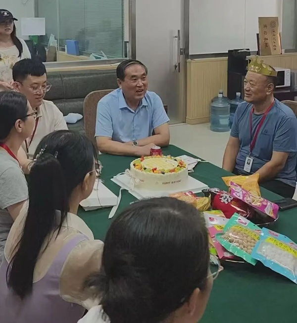 溫情暖人心 相聚共生辰 管理科學與工程學院開展七月教師生日會活動