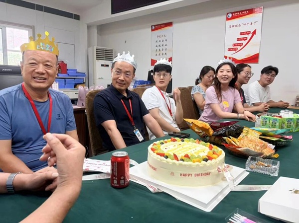 溫情暖人心 相聚共生辰 管理科學與工程學院開展七月教師生日會活動