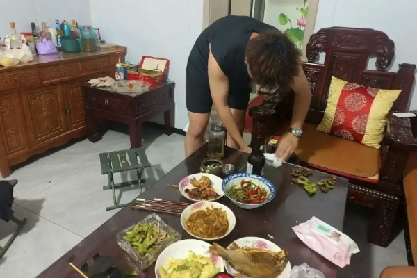 家務踐孝行，溫情暖暑期——經濟學院學子開展居家孝老愛親實踐活動第一期