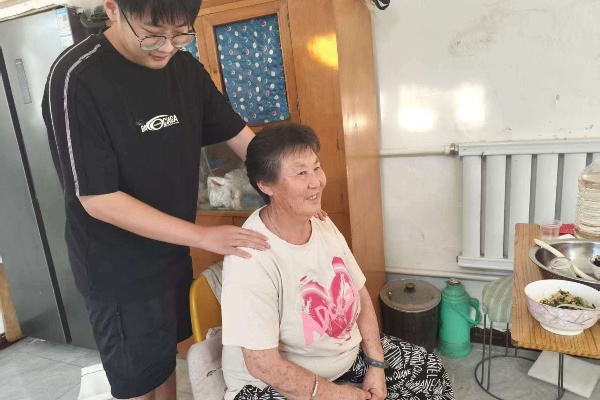 溫情伴長輩，孝心潤人心——經濟學院學子暑期暖心敬老在行動第二期
