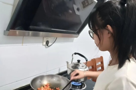 孝老愛親踐于行，感恩于心——藝術學院素質養成教育實踐活動