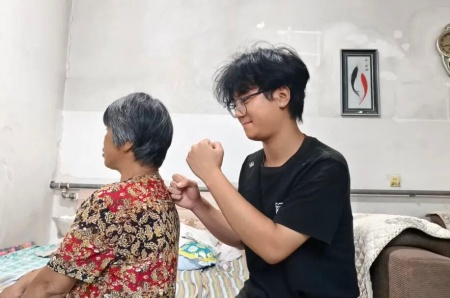 孝老愛親踐于行，感恩于心——藝術學院素質養成教育實踐活動