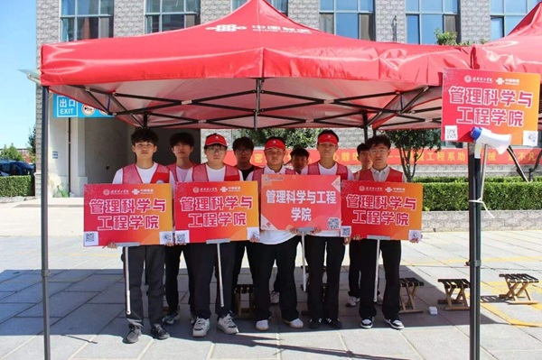 以服務為本 暖心迎接萌新｜保定理工學院管理科學與工程學院2026級迎新工作順利開展