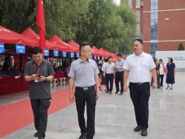 心系萌新 深耕服務｜校領導蒞臨我院迎新現場視察指導工作
