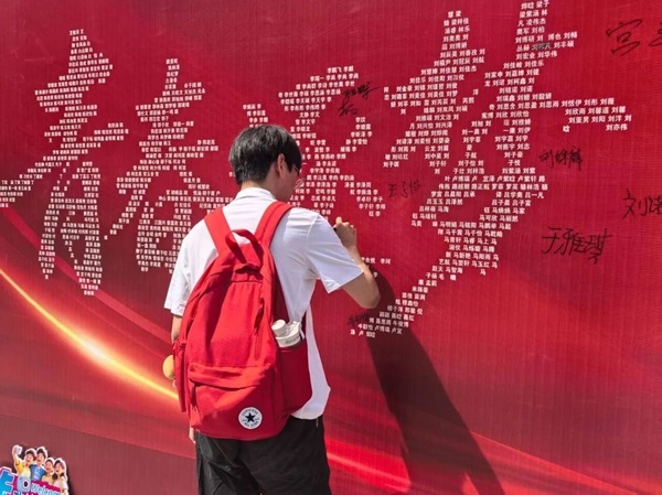 簽名定格初見，采訪聆聽心聲｜管理科學(xué)與工程學(xué)院暖心開展迎新采訪工作