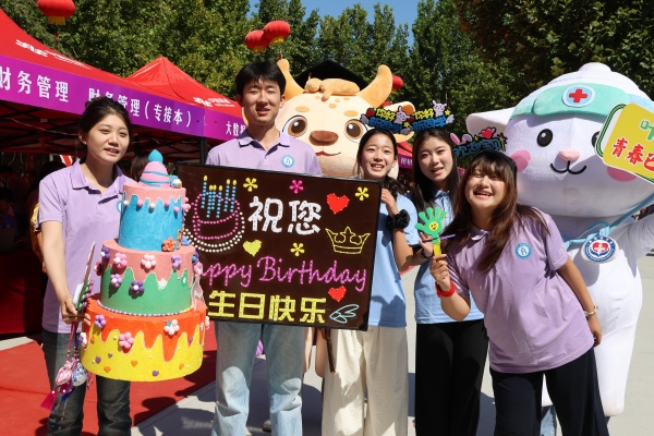 迎新恰逢生辰日，溫情護航新征程——新生和經(jīng)院的相遇恰逢生辰