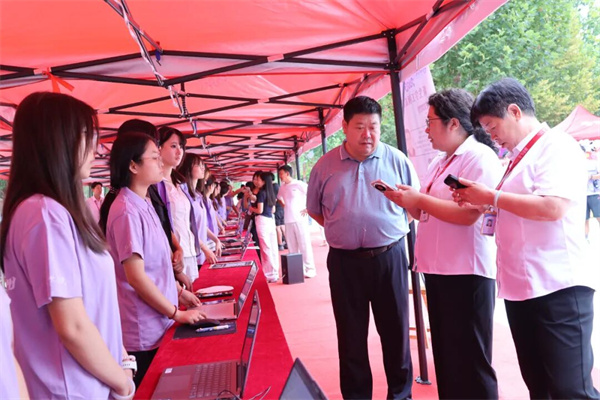 深耕迎新服務，傳遞育人溫度——領導暖心走訪經濟學院新生報到現場