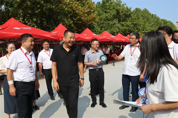 深耕迎新服務，傳遞育人溫度——領導暖心走訪康復醫學院新生報到現場