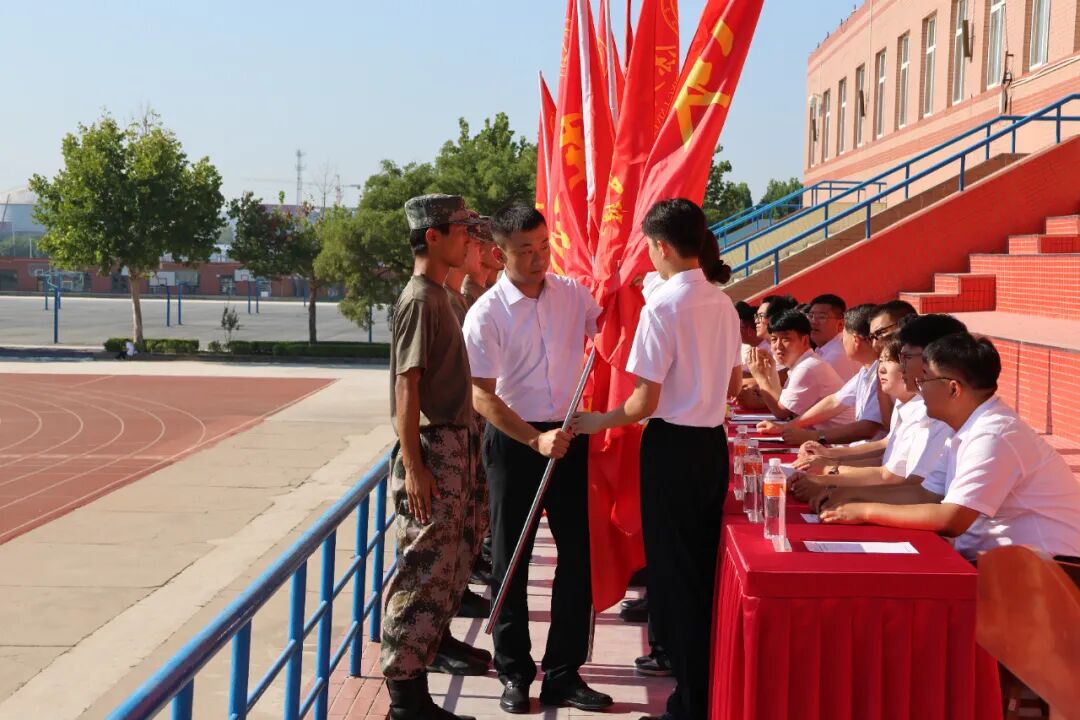 礪劍啟新程，青春鑄擔(dān)當(dāng)——康復(fù)醫(yī)學(xué)院2026級(jí)新生參加軍訓(xùn)開(kāi)營(yíng)儀式