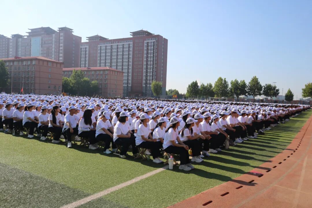 礪劍啟新程，青春鑄擔(dān)當(dāng)——康復(fù)醫(yī)學(xué)院2026級(jí)新生參加軍訓(xùn)開(kāi)營(yíng)儀式