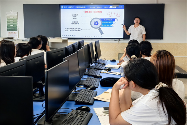 逐夢新征程，青春再起航——2026屆國際經濟與貿易專業新生入學教育圓滿舉行
