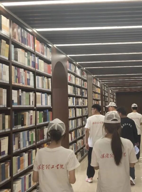 入學(xué)教育專題｜保定理工學(xué)院管理科學(xué)與工程學(xué)院開(kāi)展2026級(jí)新生入館教育