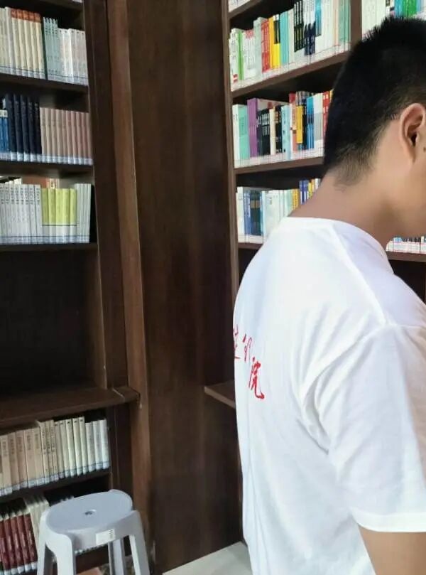 入學(xué)教育專題｜保定理工學(xué)院管理科學(xué)與工程學(xué)院開(kāi)展2026級(jí)新生入館教育