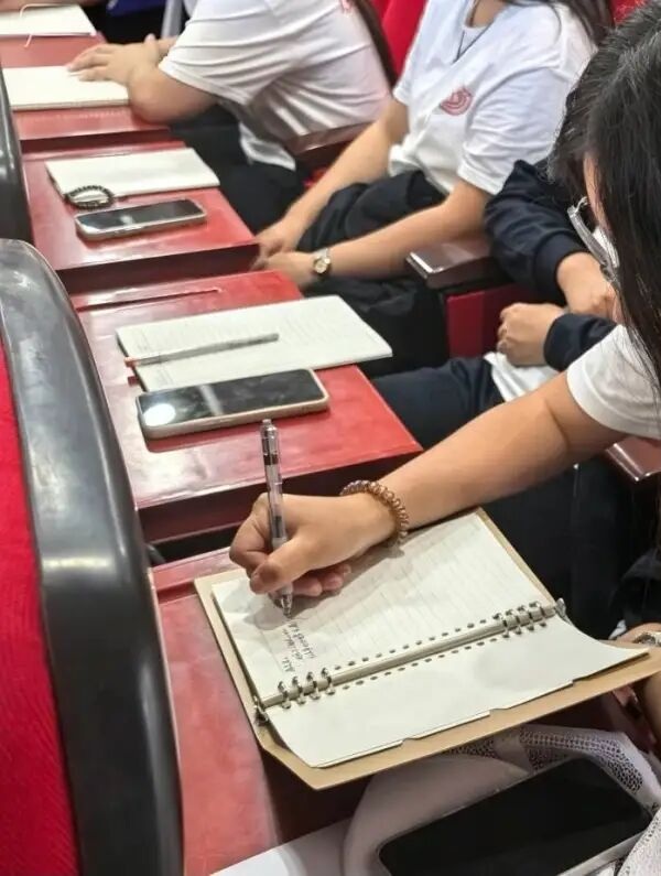 入學(xué)教育專題｜筑牢青春法治底線 做實(shí)新生法治教育——管理科學(xué)與工程學(xué)院開展刑事案件警示科普宣講