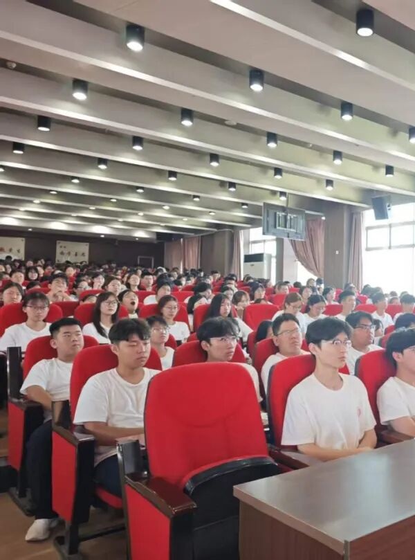 入學(xué)教育專題｜保定理工學(xué)院管理科學(xué)與工程學(xué)院舉辦2026級(jí)新生入學(xué)教育校友分享會(huì)