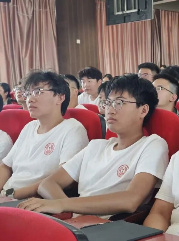 入學(xué)教育專題｜保定理工學(xué)院管理科學(xué)與工程學(xué)院舉辦2026級(jí)新生入學(xué)教育校友分享會(huì)