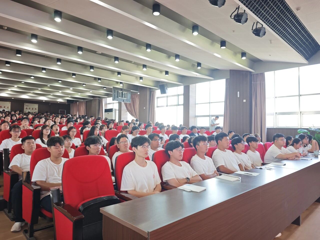 榜樣引航啟新程 管理科學與工程學院舉辦2026級新生入學教育校友分享會
