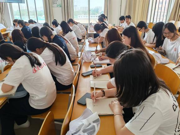 舒解心理壓力，賦能青春成長——應用心理學專業新生心理健康專題講座順利舉辦